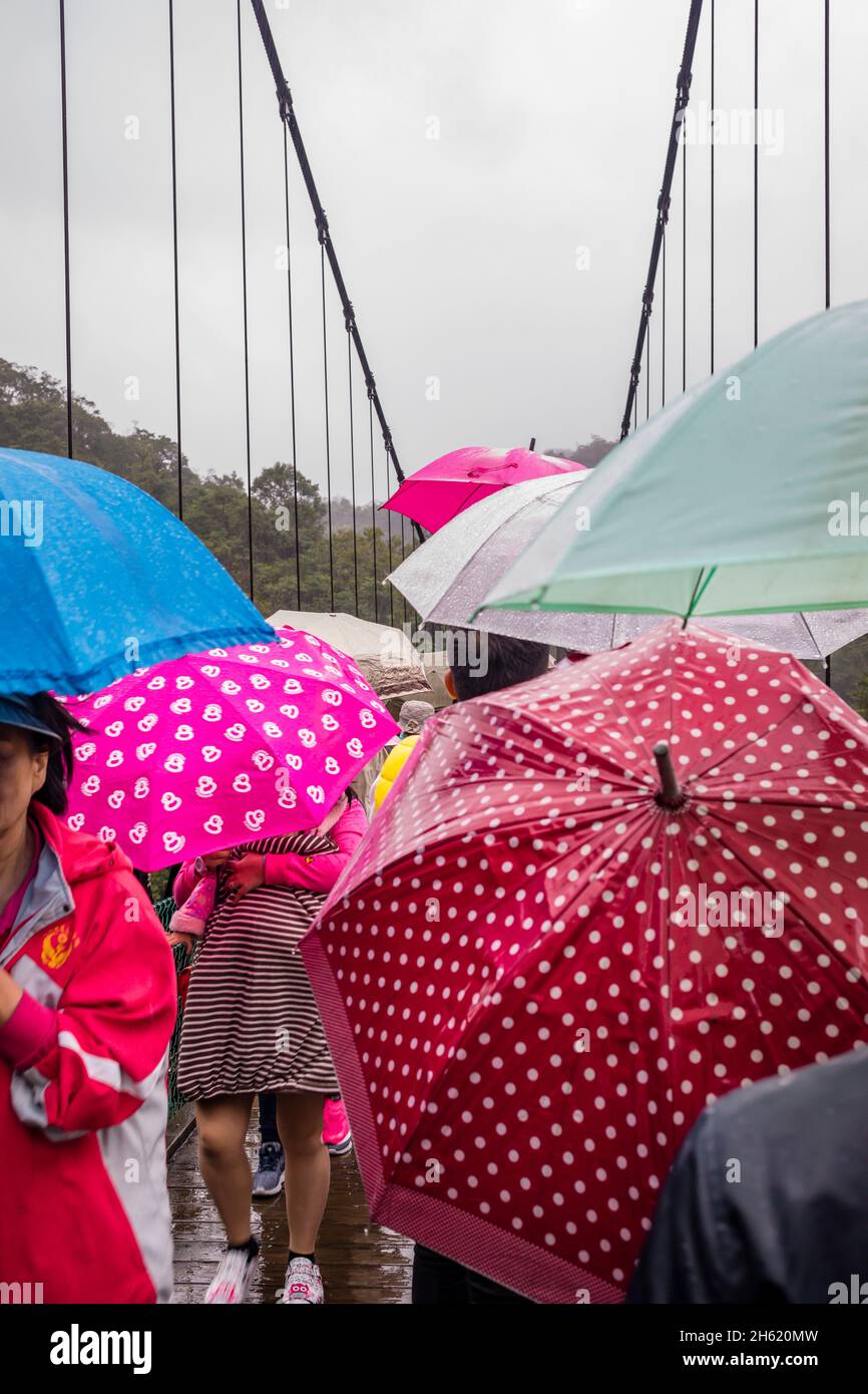 turistas en la lluvia, distrito pingxi, nuevo taipei, taiwán, en los tramos superiores del río keelung Foto de stock