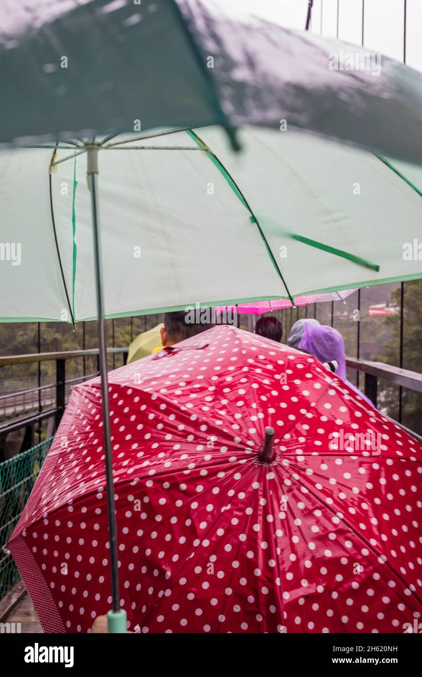 turistas en la lluvia, distrito pingxi, nuevo taipei, taiwán, en los tramos superiores del río keelung Foto de stock
