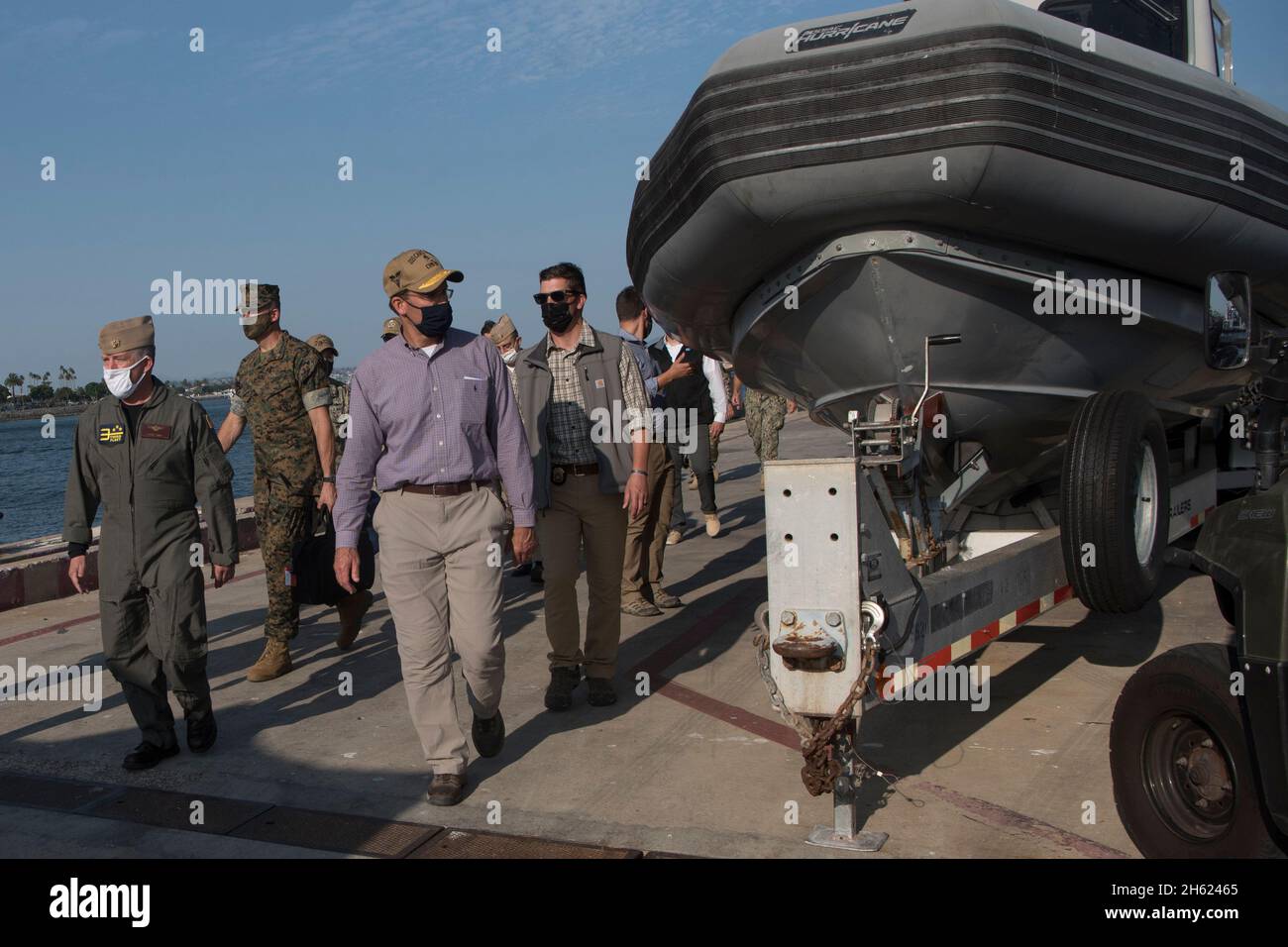 Reportaje: El Secretario de Defensa Mark T. Esper, con el Comandante de la Flota de los Estados Unidos 3rd, el Vice ADM. Scott Conn, concluye una visita a la Base Naval Point Loma, California, 17 de septiembre de 2020. Foto de stock