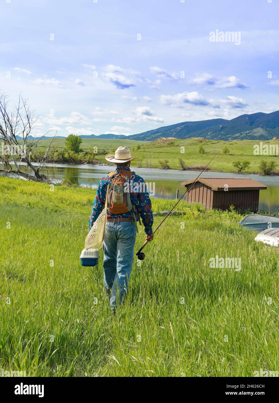 hombre con caña de pescar, solo, experiencia, antiestrés, pesca con mosca, ee.uu., wyoming, montañas de bighorn, Foto de stock