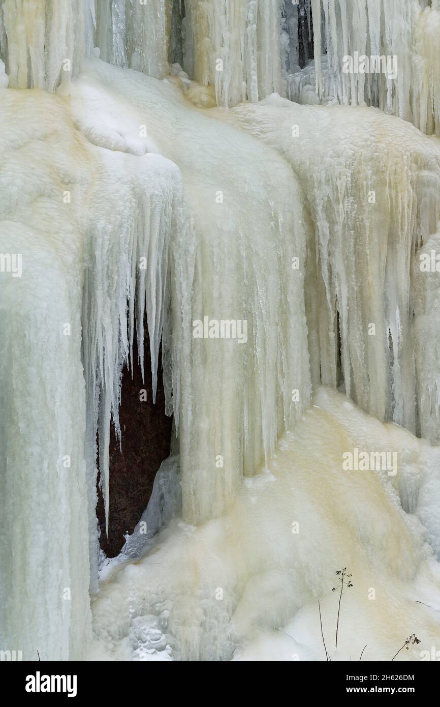 canadá,sur ontario,parque provincial bon echo,cascada congelada,hielo, manchas minerales de óxido de hierro Fotografía de stock - Alamy