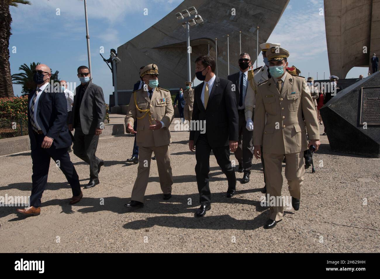 Reportaje: El Secretario de Defensa Dr. Mark T. Esper camina con el Jefe de la Dirección de Empleo y Preparación, General de División Mohamed KaÃ¯di, después de haber puesto una corona en el Monumento del Mártir, Argel, Argelia, 1 de octubre de 2020. Foto de stock