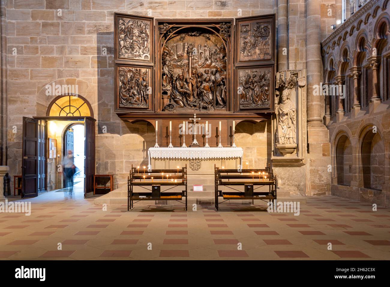 alemania,baviera,superior franconia,bamberg,madera tallada altar alado por veit stoss,1473-1533,catedral de san pedro y san georg Foto de stock