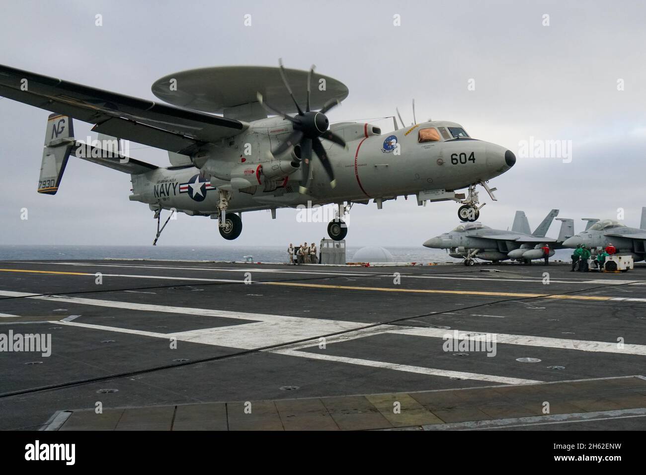 Un avión E-2D Hawkeye de alerta temprana y detección aterriza en la cubierta de un portaaviones de la Marina de los Estados Unidos Foto de stock