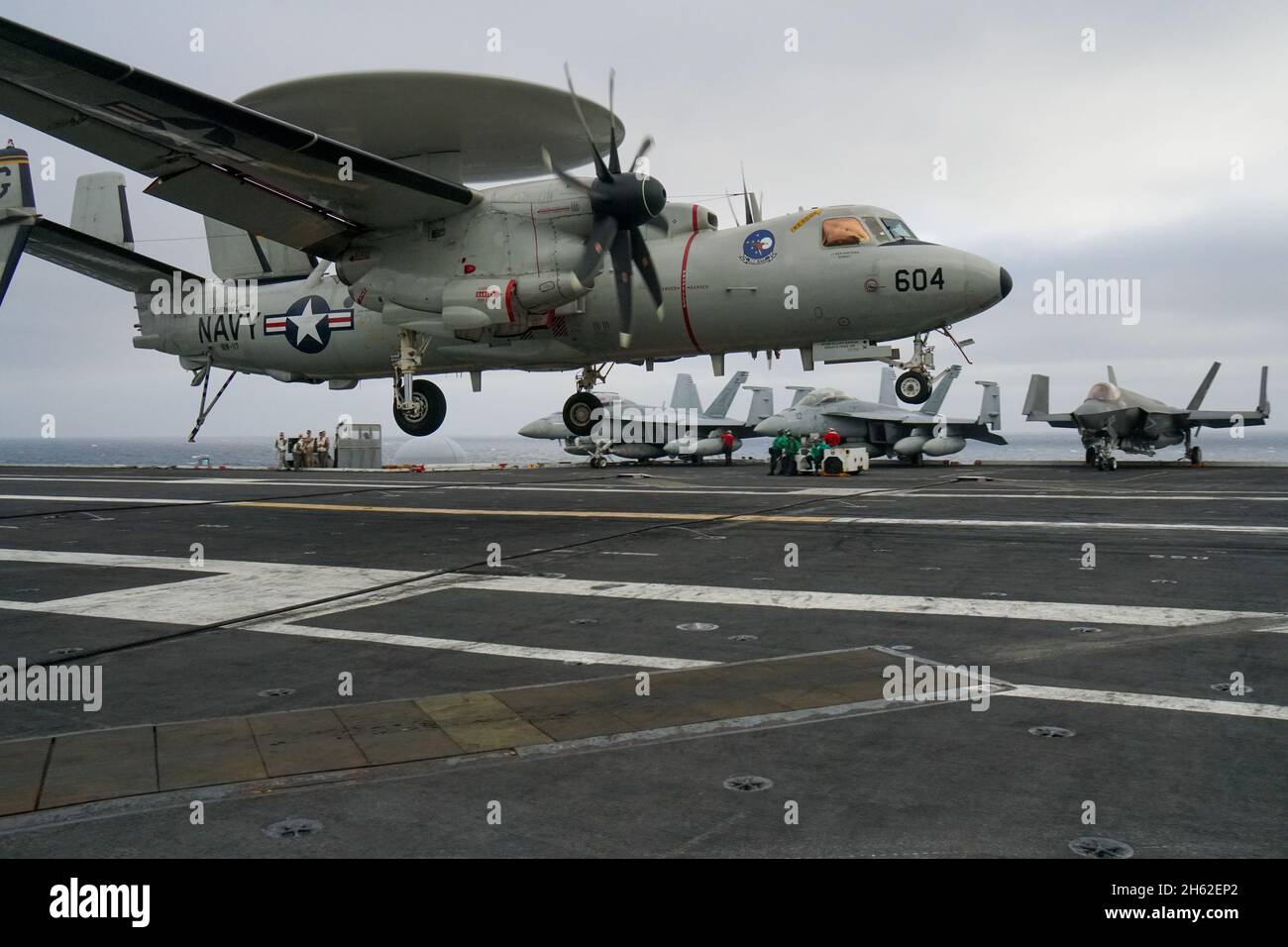 Un avión E-2D Hawkeye de alerta temprana y detección aterriza en la cubierta de un portaaviones de la Marina de los Estados Unidos Foto de stock