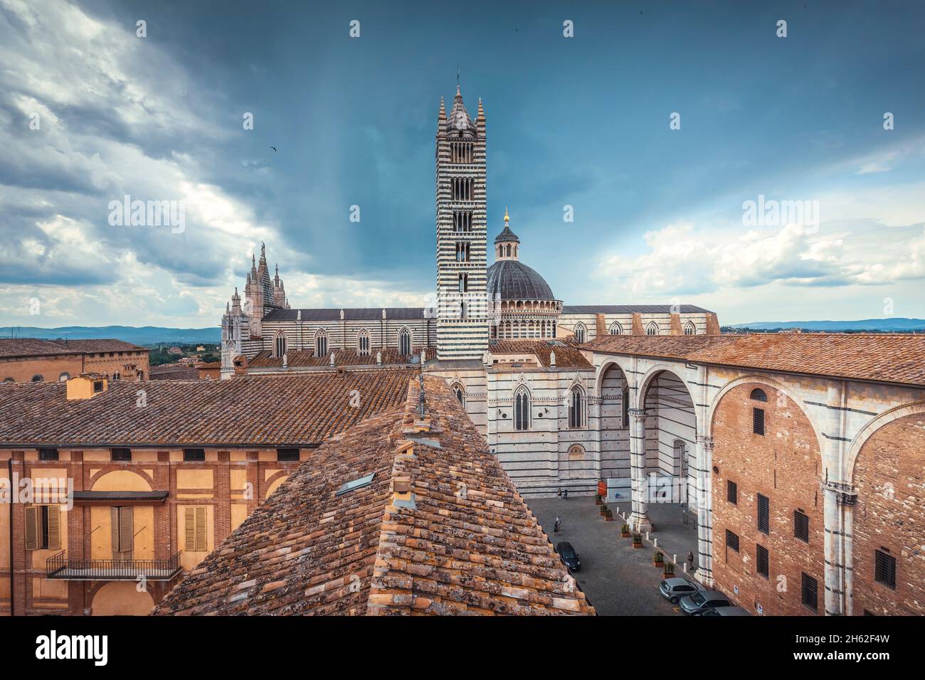 vista aérea de la catedral de siena, santa maria assunta, siena, toscana, italia Foto de stock