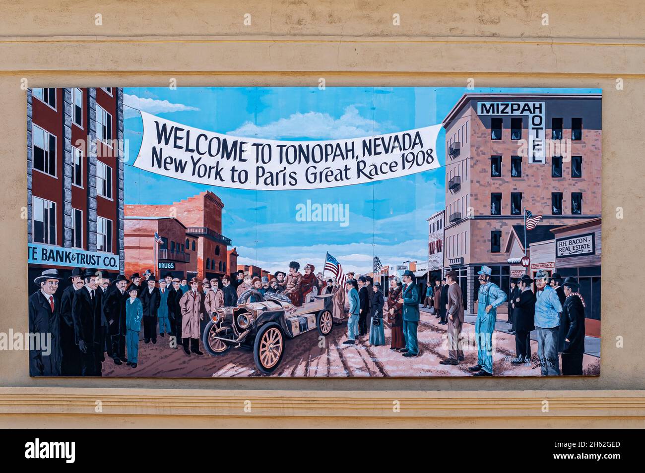 Tonopah, Nevada, EE.UU. - 16 de mayo de 2011: Centro de la ciudad. Gran mural pintado de color recordando 1908 Nueva York a París gran carrera con coche antiguo y n Foto de stock