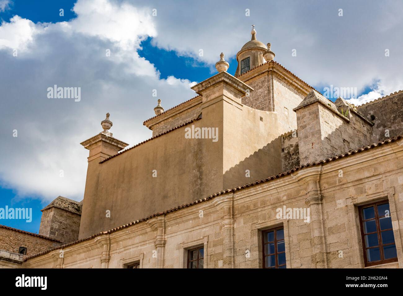 torre, claustre del carme, antigua iglesia carmelita con complejo monasterio, hoy mercado de la ciudad,mahon,maó,menorca,españa,europa Foto de stock