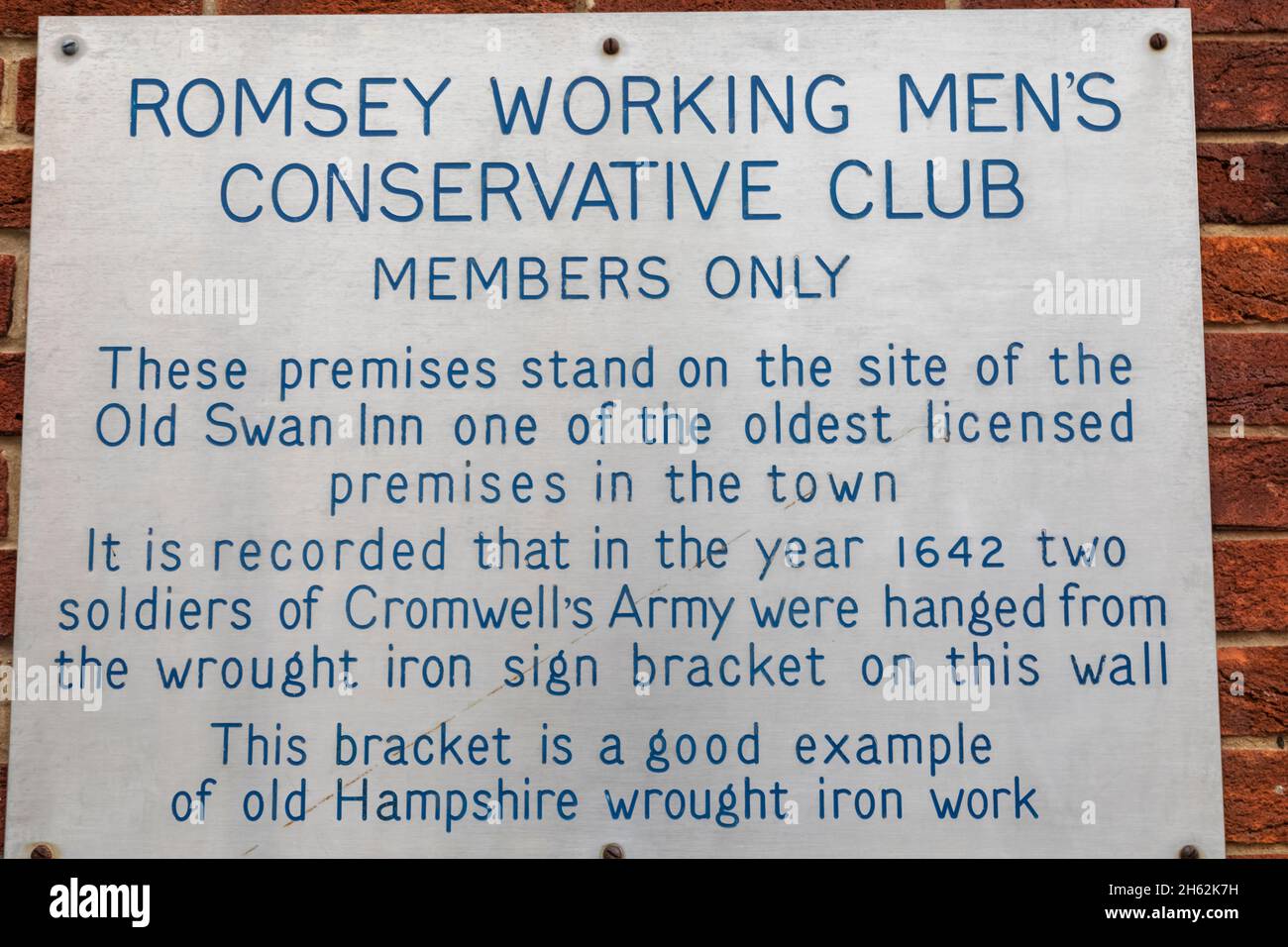 inglaterra,hampshire,romsey,signo en la pared de romsey hombres de trabajo conservador club de grabación colgados durante la guerra civil Foto de stock