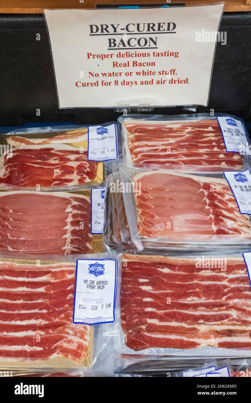 inglaterra,hampshire,petersfield,mercado semanal de agricultores,exhibición de bacon Foto de stock