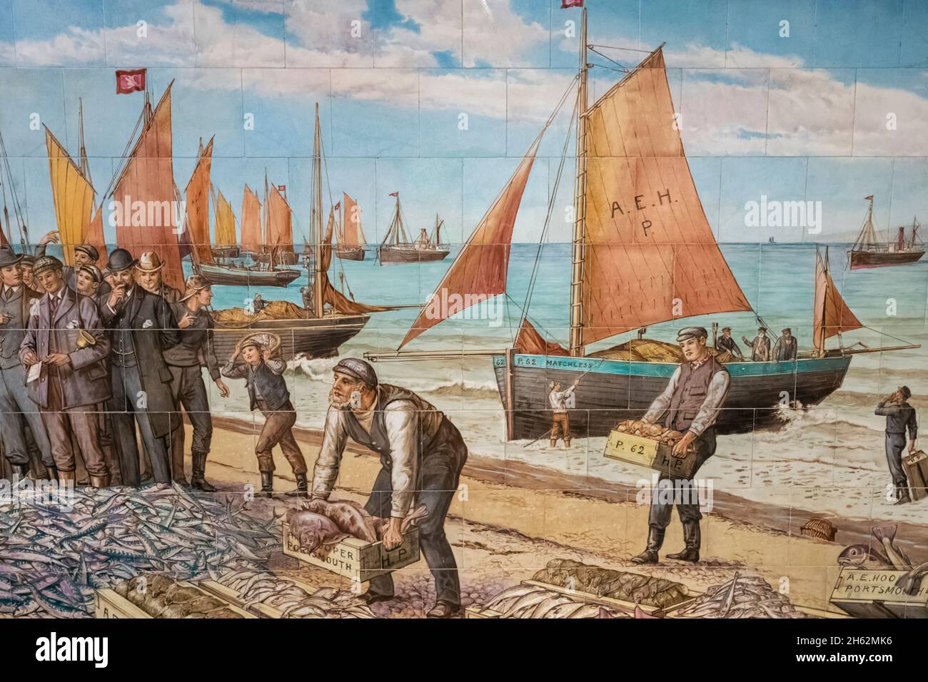 england,hampshire,portsmouth,portsmouth museum,histórico panel decorativo de azulejos que representa una subasta de pescado fresco Foto de stock