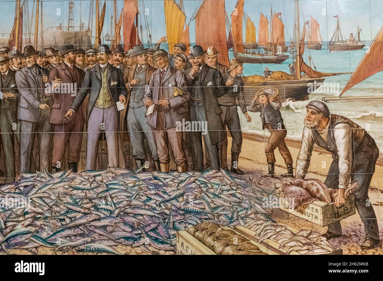 england,hampshire,portsmouth,portsmouth museum,histórico panel decorativo de azulejos que representa una subasta de pescado fresco Foto de stock