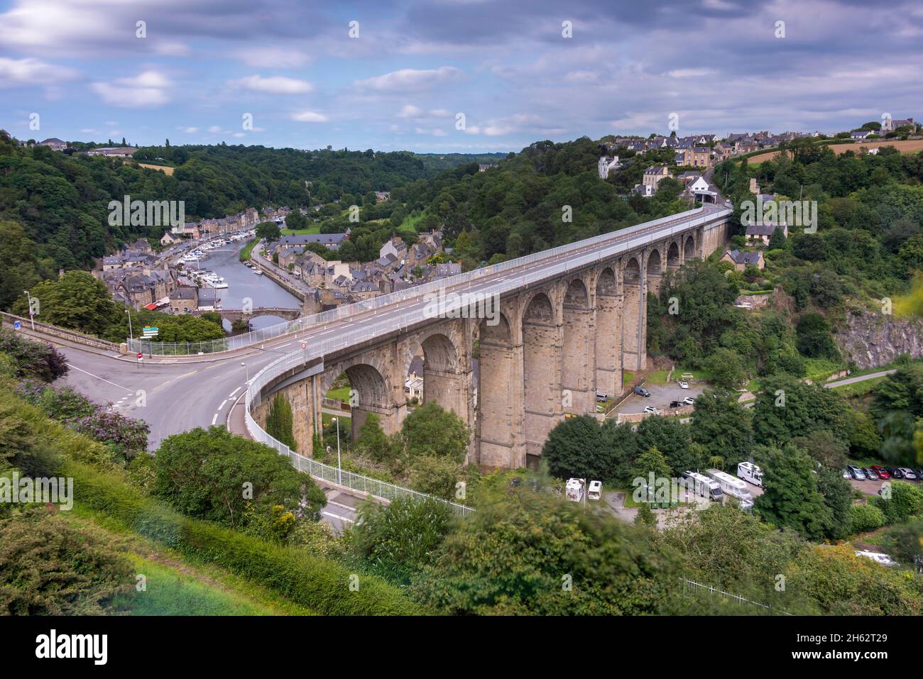 francia, bretaña, departamento de cotes-d'armor, dinan, viaducto sobre el río rance, detrás de él puerto medieval de dinan Foto de stock