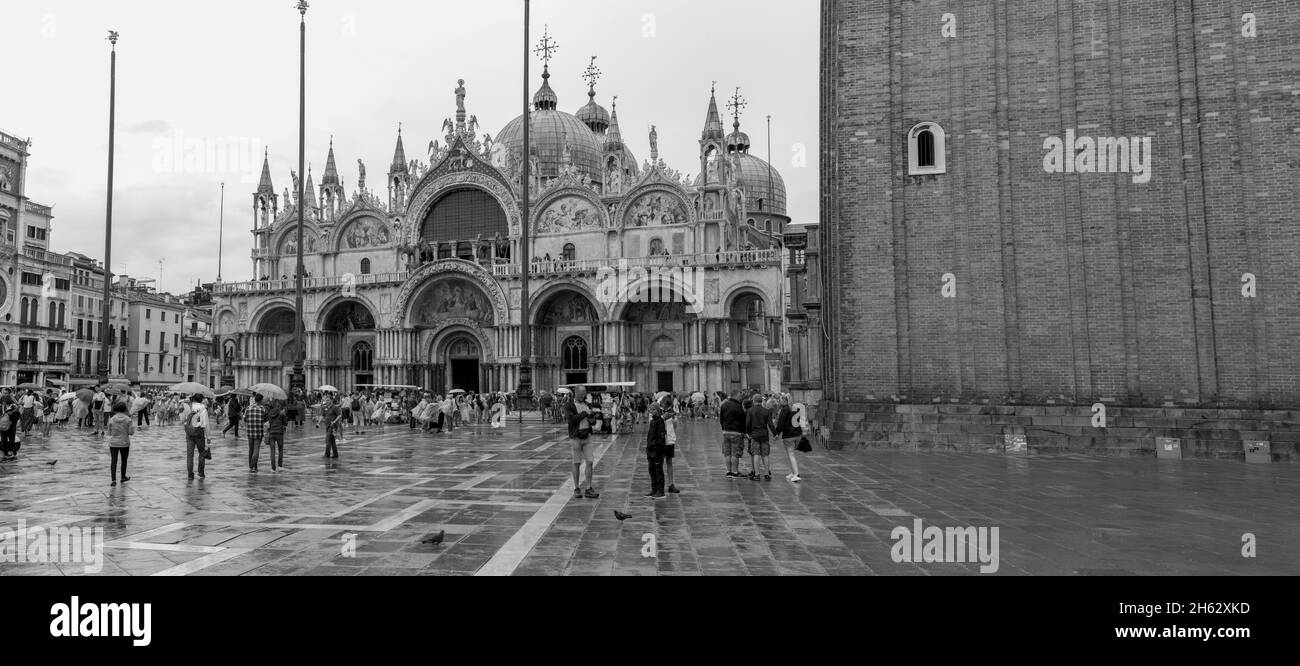 vista de la basílica de san marco y de la piazza san marco en venecia, italia. arquitectura y punto de referencia de venecia. paisaje urbano de venecia durante la lluvia. Foto de stock