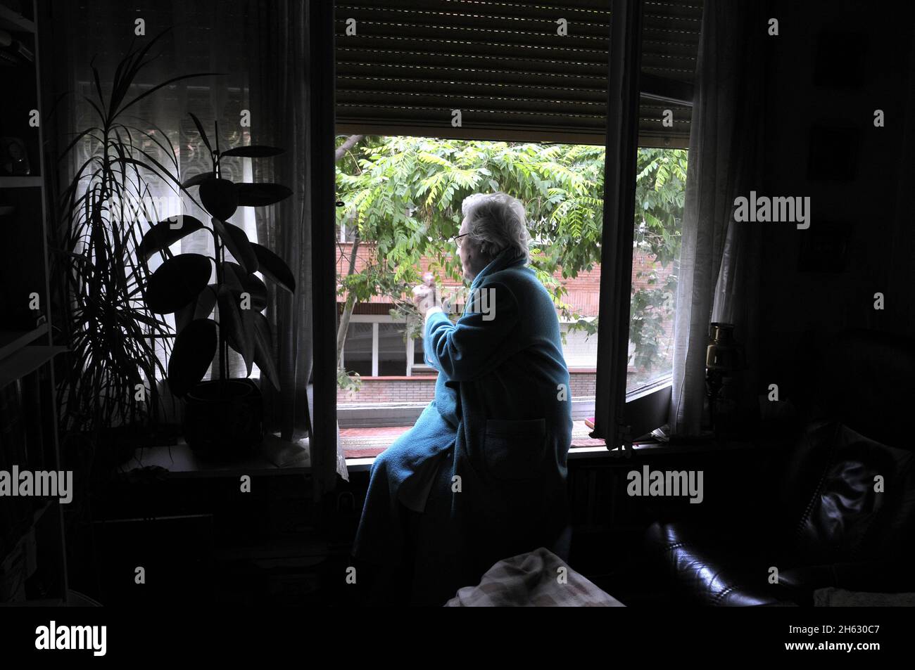 anciana de confinamiento en casa Foto de stock