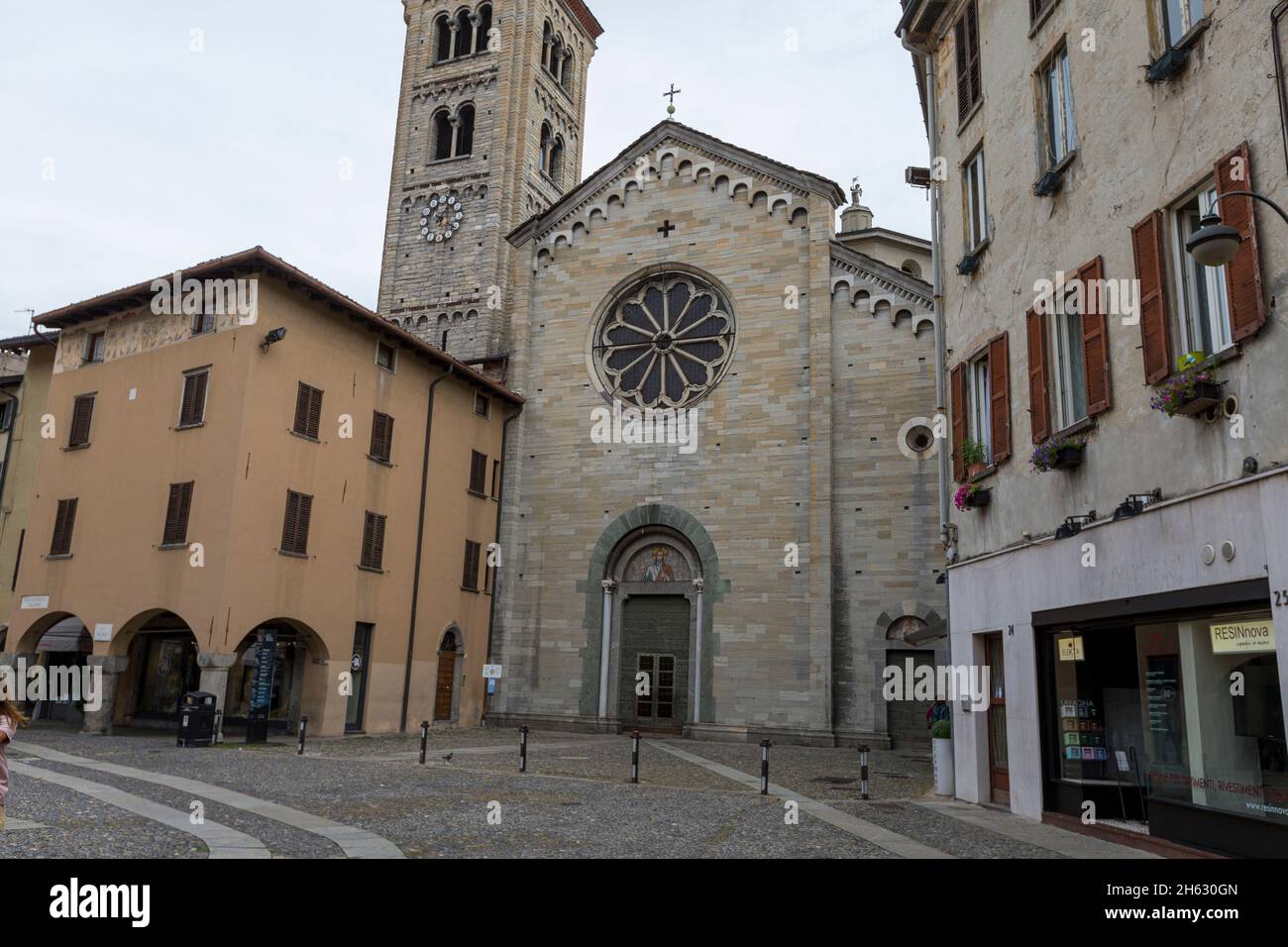 plaza de la catedral (piazza del duomo) en la ciudad de como, lombardía, italia Foto de stock