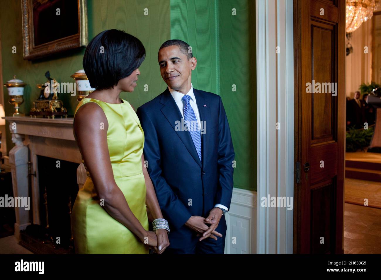 El presidente Barack Obama y la primera dama Michelle Obama esperan en la Sala Verde antes de recibir una recepción del cuerpo diplomático en la Sala este de la Casa Blanca, 5 de octubre de 2010. Foto de stock