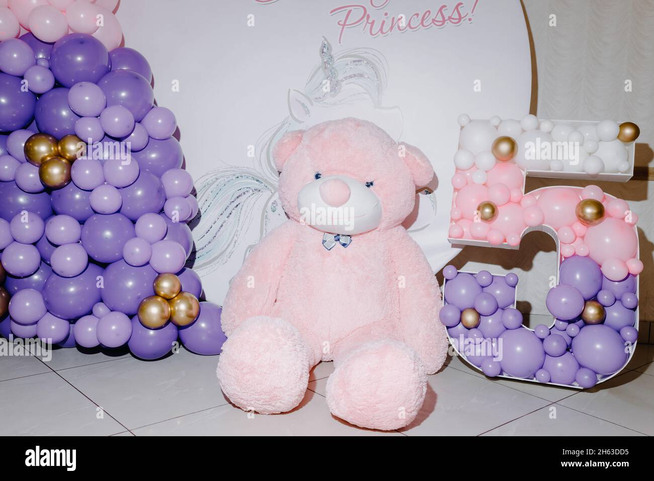 Oso de peluche rosa en el fondo de la decoración para el cumpleaños de una  niña de 5 años Fotografía de stock - Alamy