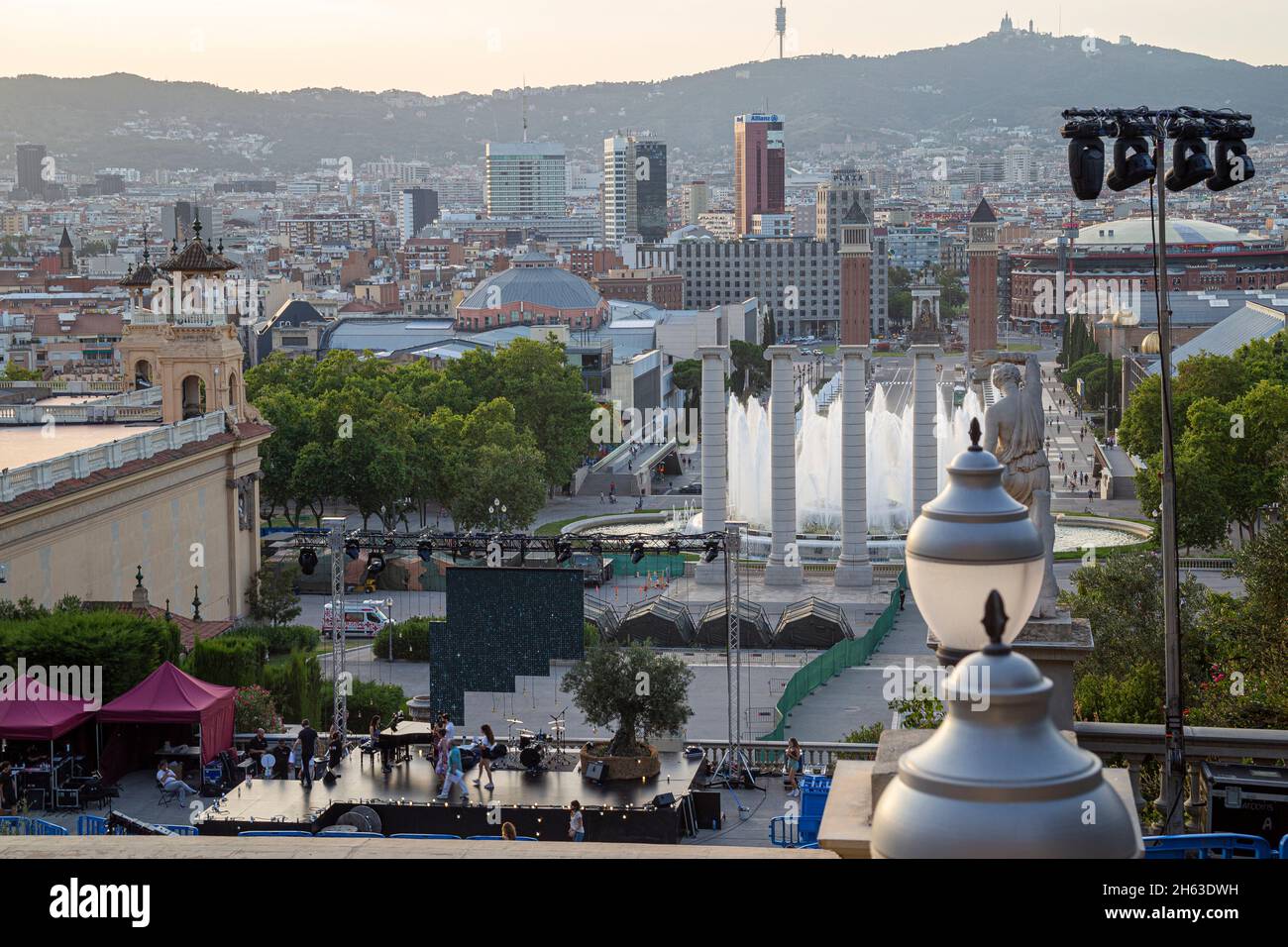 hermosa vista desde el mnac o palau nacional en la avinguda de la reina maría cristina y la plaza de españa barcelona cataluña al amanecer Foto de stock