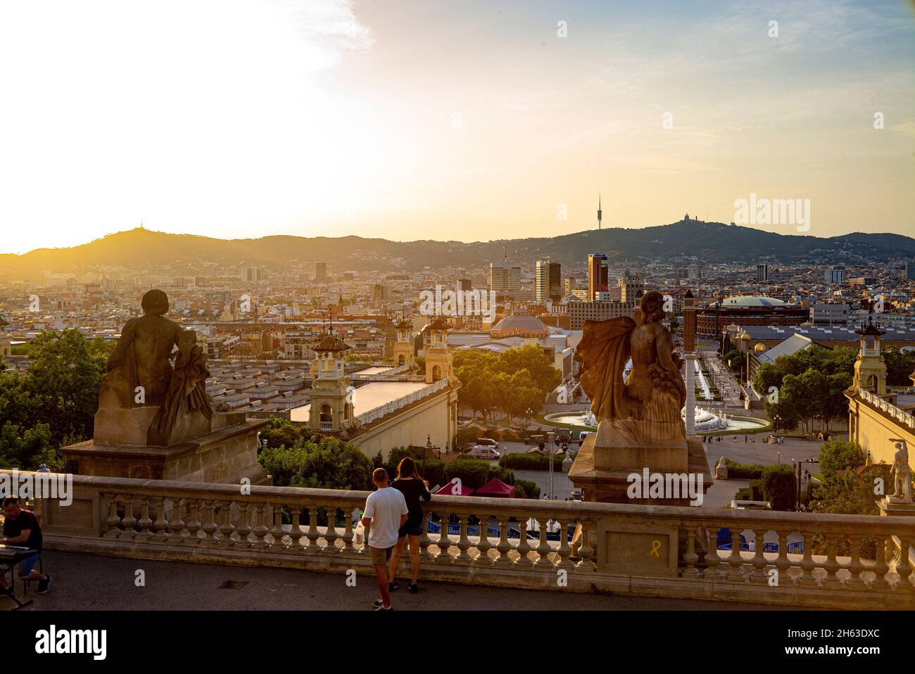 hermosa vista desde el mnac o palau nacional en la avinguda de la reina maría cristina y la plaza de españa barcelona cataluña al amanecer Foto de stock