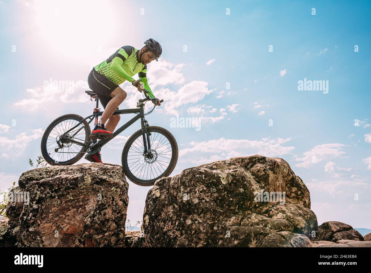 Ciclista montando la bicicleta por la roca en Mountain. Deporte extremo y  concepto de bicicleta enduro Fotografía de stock - Alamy