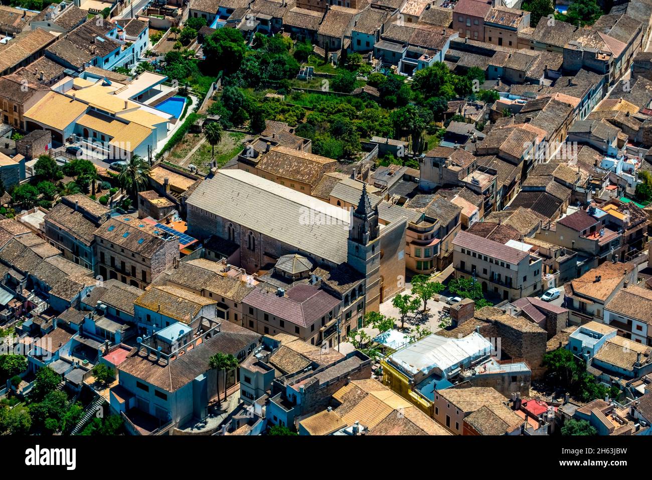 vista aérea,iglesia parroquial en llubí,mallorca,islas baleares,españa Foto de stock