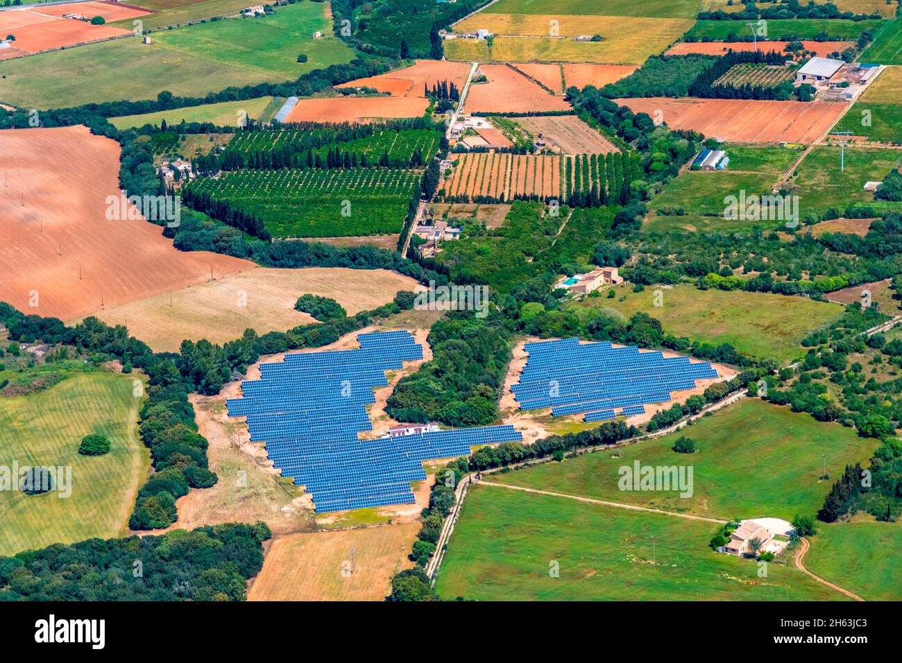 vista aérea,sistema solar,planta fotovoltaica de s'ermitori,muro,mallorca,islas baleares,españa Foto de stock