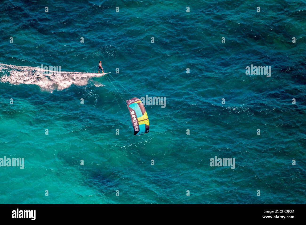 vista aérea,kitesurfers en la bahía de alcudia,mallorca,islas baleares,españa Foto de stock