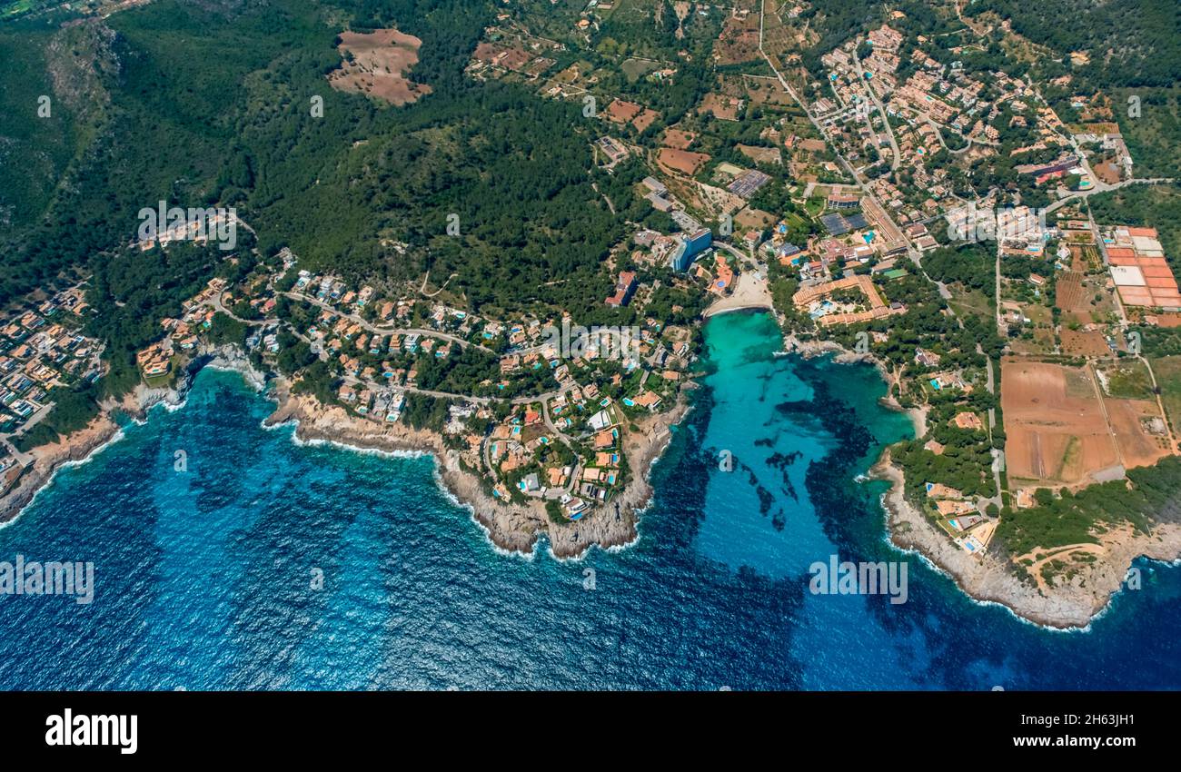 vista aérea,playa n'aladern playa en la bahía de font de sa cala,hotel alua soul carolina,capdepera,europa,mallorca,islas baleares,españa Foto de stock