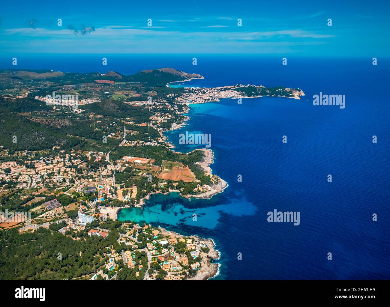 vista aérea,playa n'aladern playa en la bahía de font de sa cala,hotel alua soul carolina,capdepera,europa,mallorca,islas baleares,españa Foto de stock