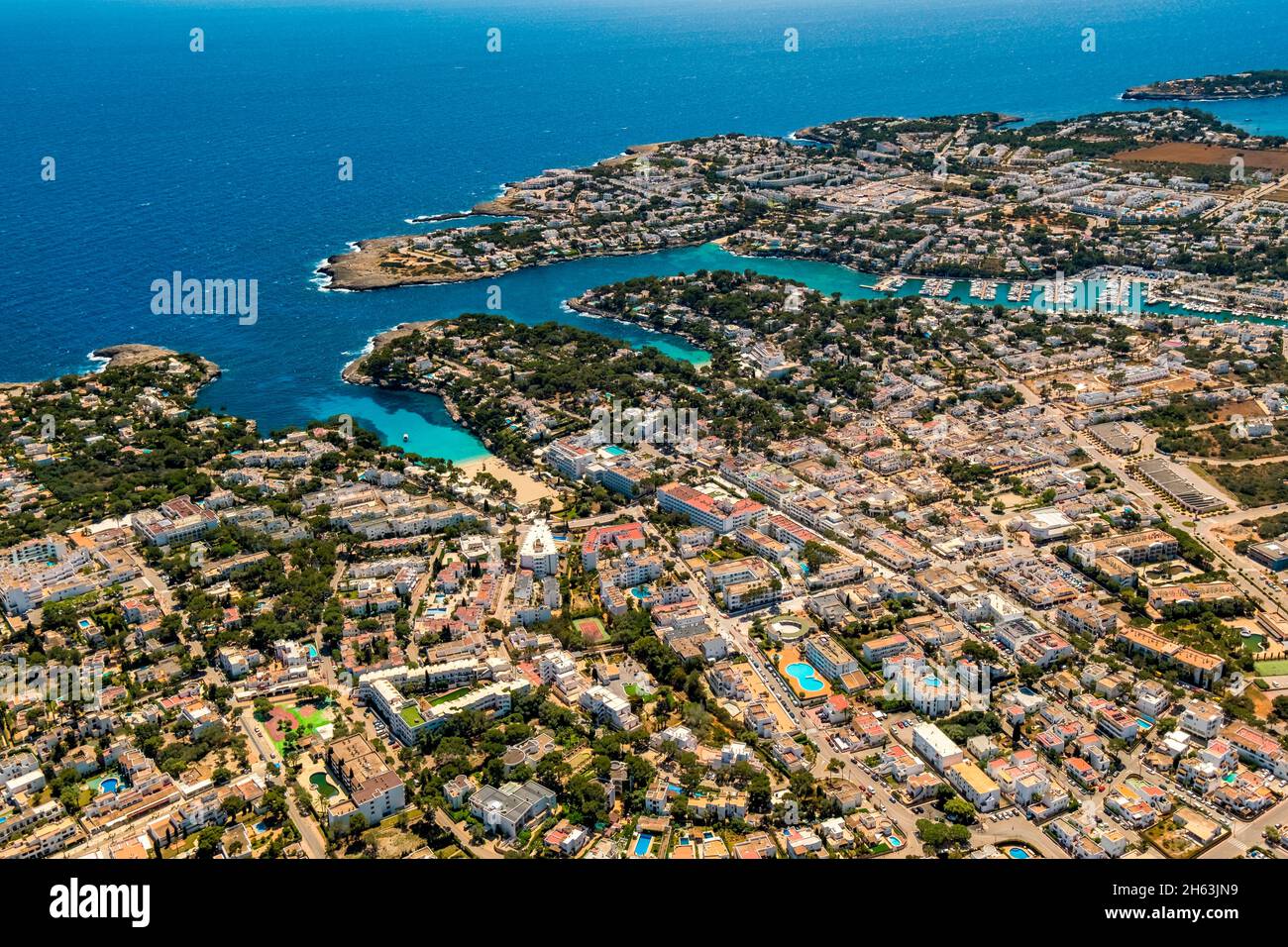 vista aérea, vista de la ciudad de cala d'or con puerto deportivo,felanitx,islas baleares,mallorca,españa Foto de stock