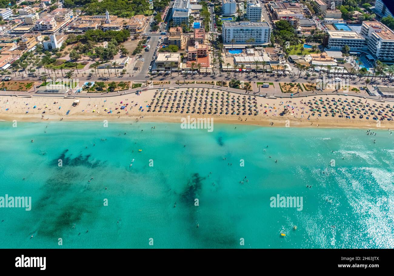 vista aérea, vida en la playa con sombrillas de paja, las maravillas, palma, mallorca, islas baleares, españa Foto de stock