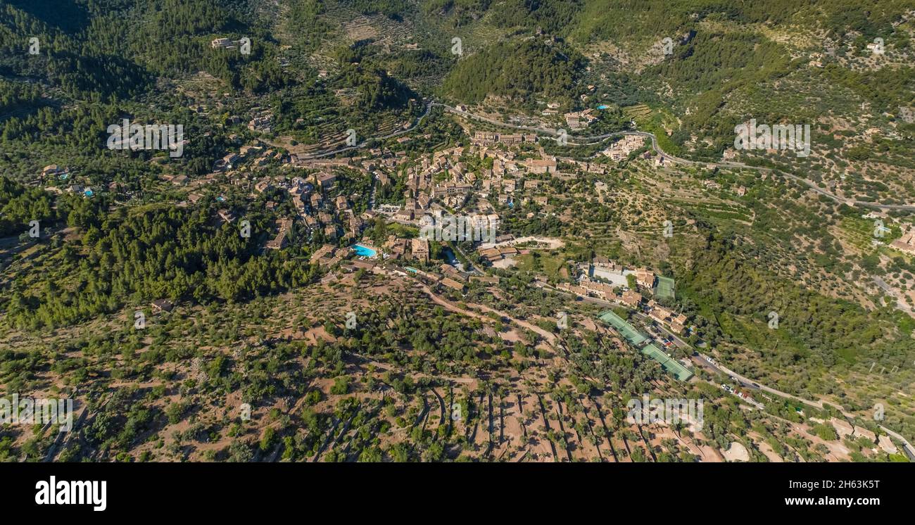 vista aérea, vista de la ciudad de déjà en la ladera de la montaña con pistas de tenis,deià,mallorca,islas baleares,españa Foto de stock