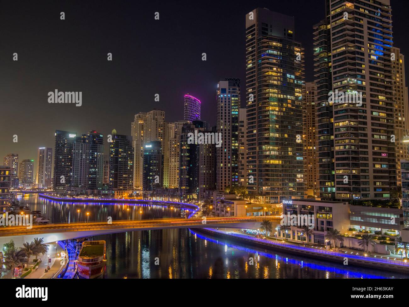 Marina por la noche con reflexiones de Dubai EAU Foto de stock