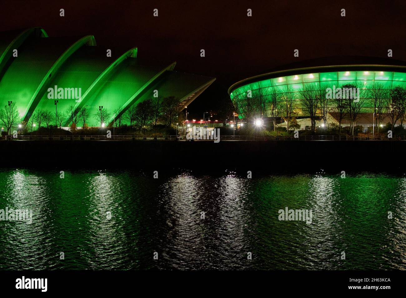 Río Clyde al lado del campus de eventos escoceses por la noche durante la COP 26 en Glasgow, Escocia, Reino Unido Foto de stock