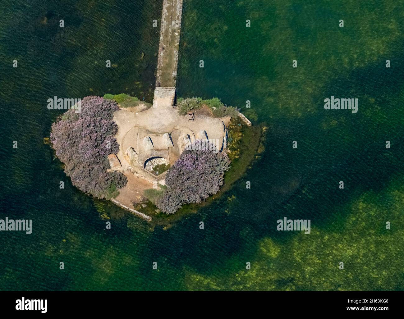 vista aérea, isla en forma de corazón en es llac gran,muro,mallorca,islas baleares,españa Foto de stock