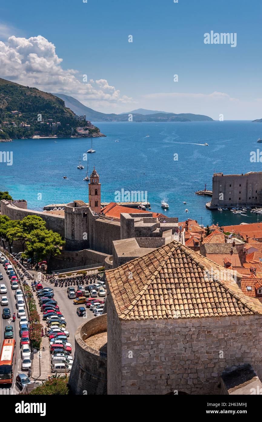 Vista de Dubrovnik desde ambos lados de la muralla de la ciudad - Adriático ver en el fondo Foto de stock