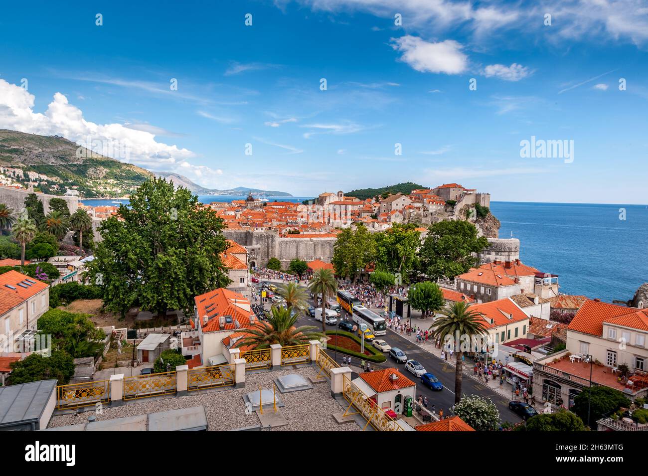 Vista elevada de la vieja Dubrovnik desde fuera de la vista de la ciudad Foto de stock
