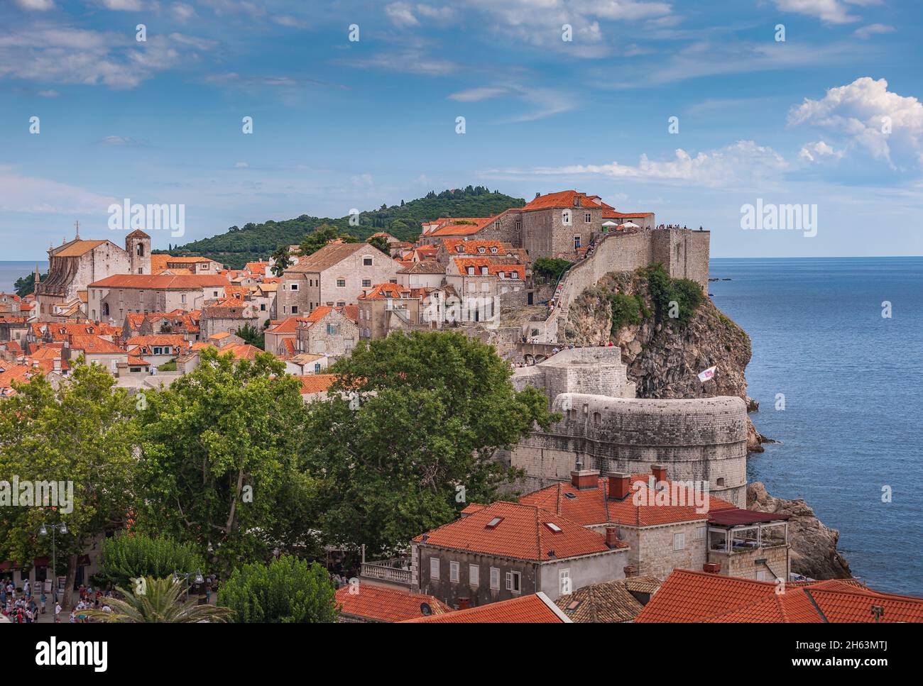 Vista del casco antiguo de Dubrovnik y la muralla de la ciudad con el Adriático en el fondo Foto de stock
