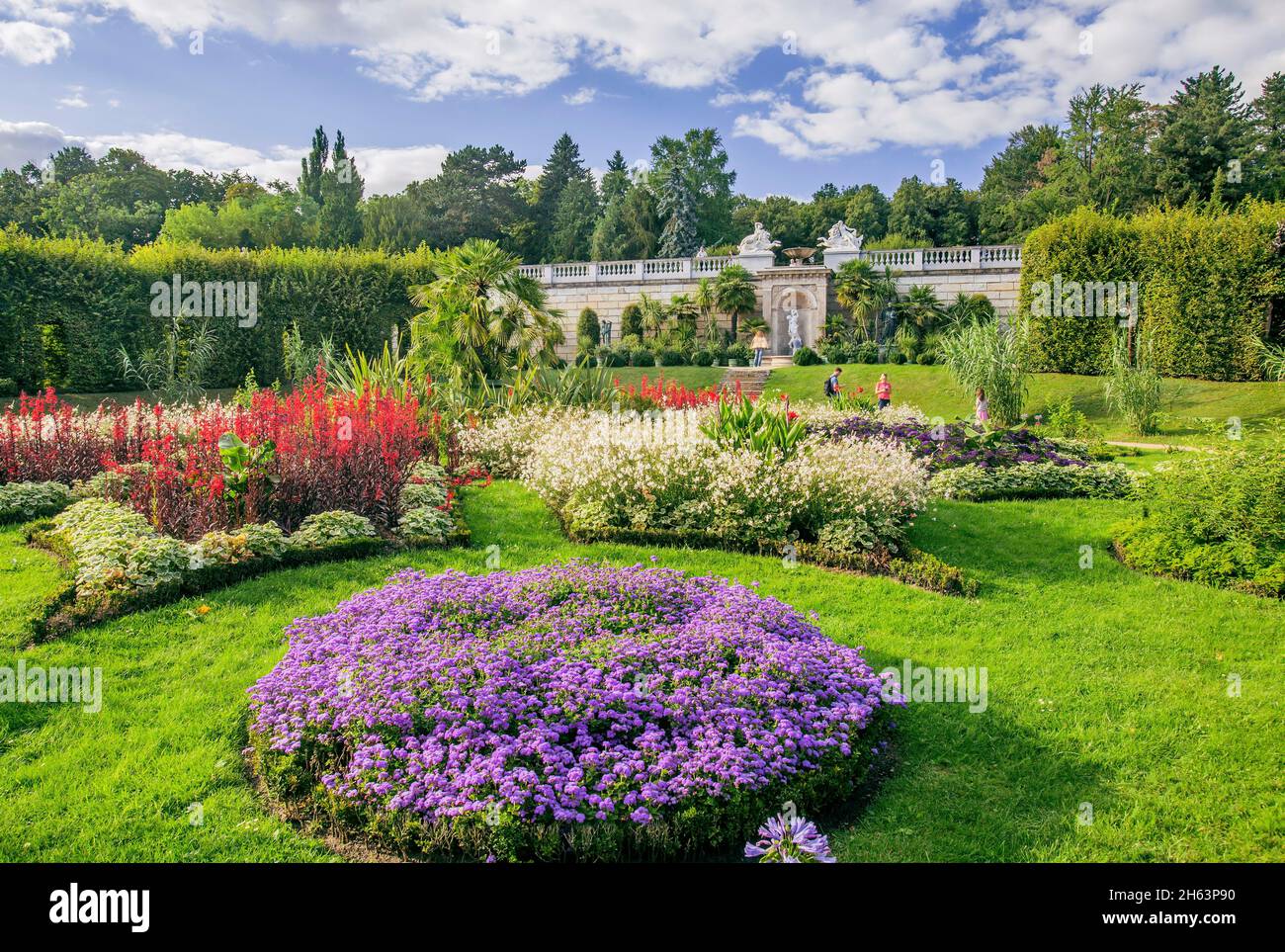 jardines con flores en las nuevas cámaras del parque del palacio de sanssouci, potsdam, brandeburgo, alemania Foto de stock
