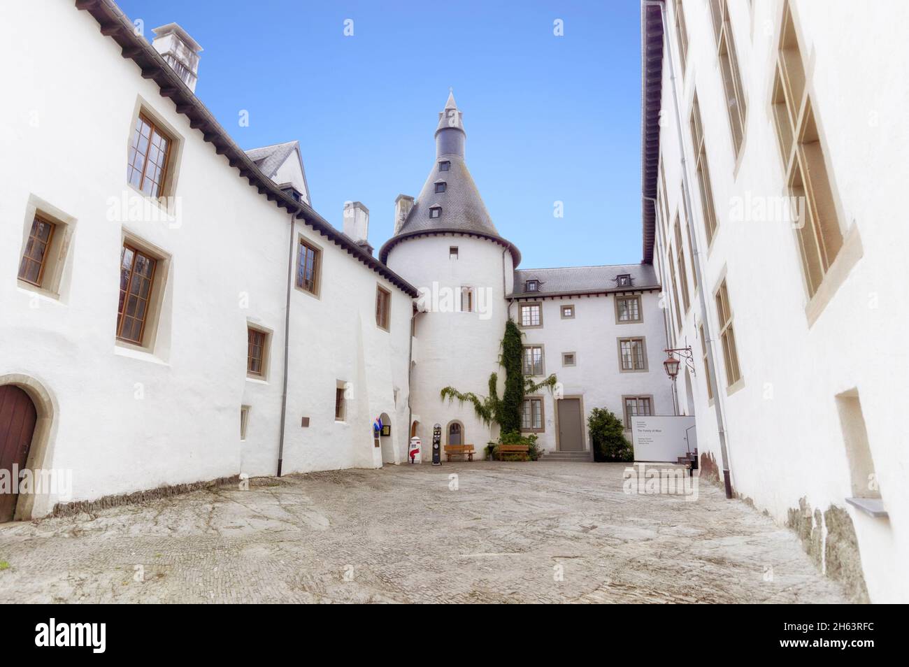 castillo de patio, clervaux, luxemburgo, europa Foto de stock