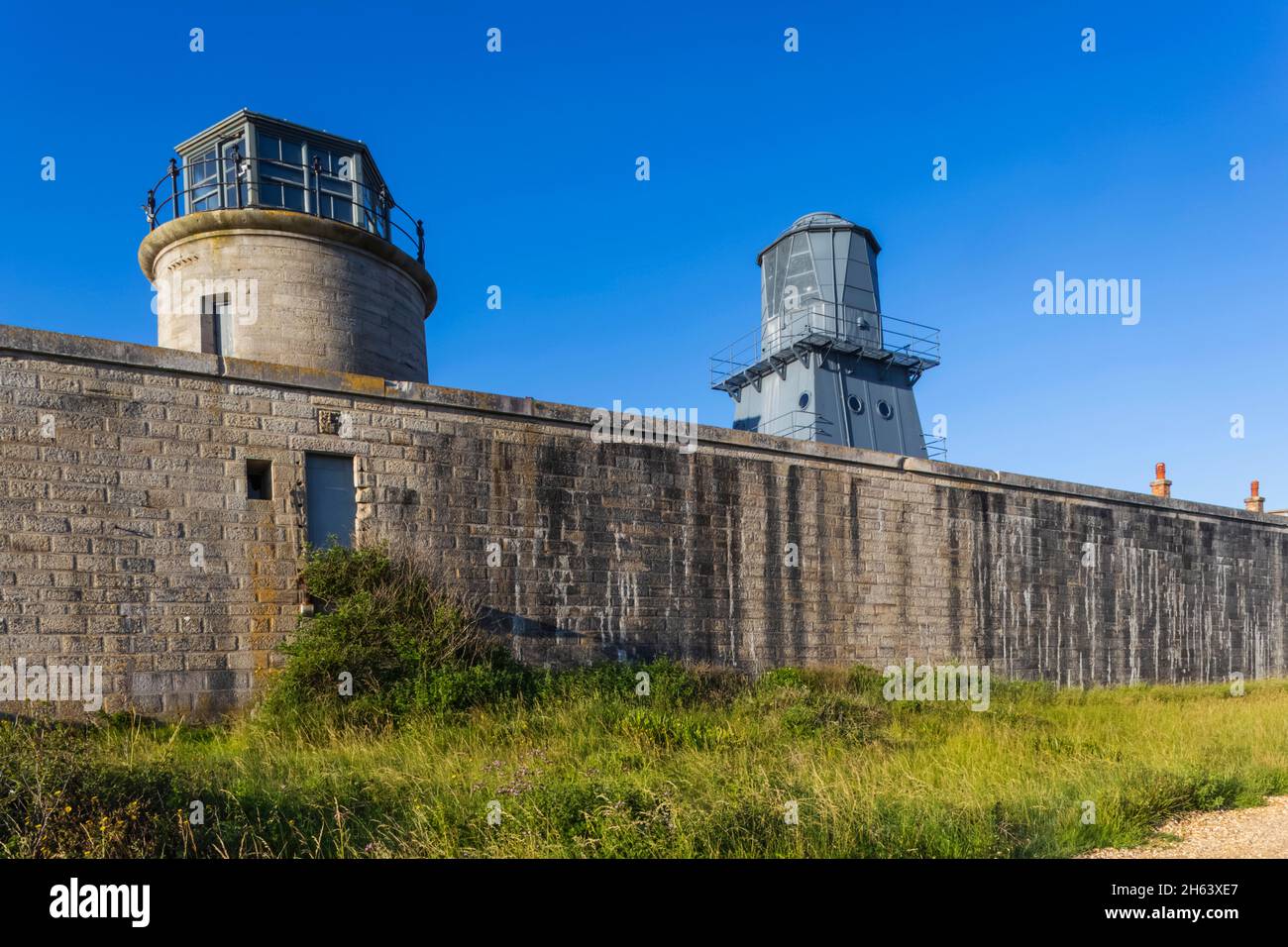 inglaterra, hampshire, el nuevo bosque, keyhaven, el castillo hurst, faros históricos y la pared del castillo Foto de stock