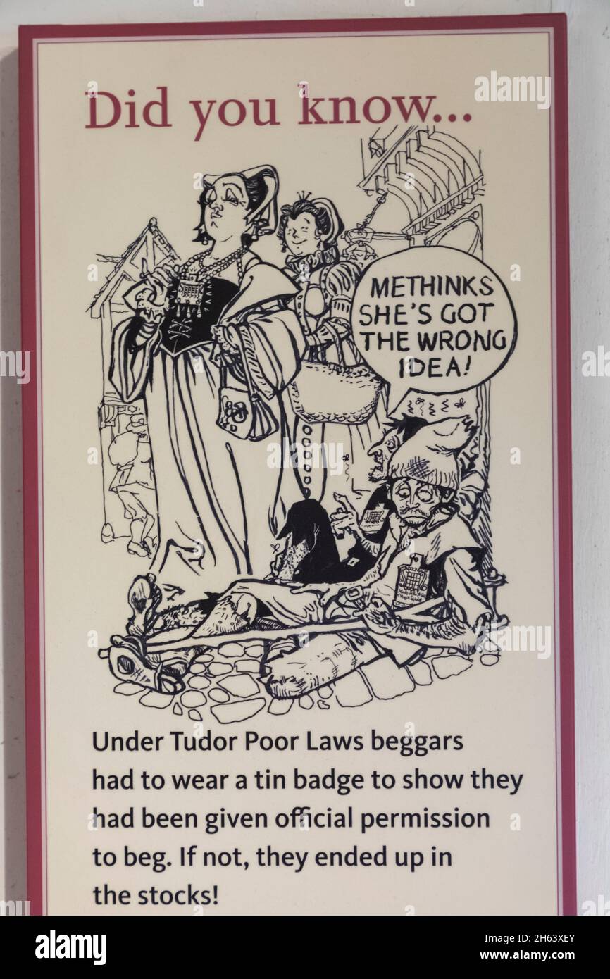 inglaterra, southampton, casa tudor y jardín museo, cartel explicando las leyes de mendicidad en los tiempos tudor Foto de stock