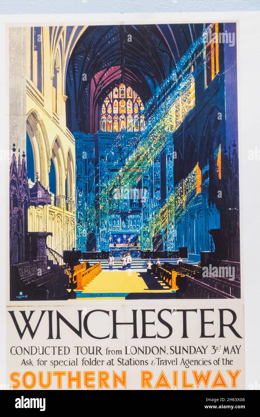 england,hampshire,vintage cartel de publicidad de los ferrocarriles del sur para winchester Foto de stock