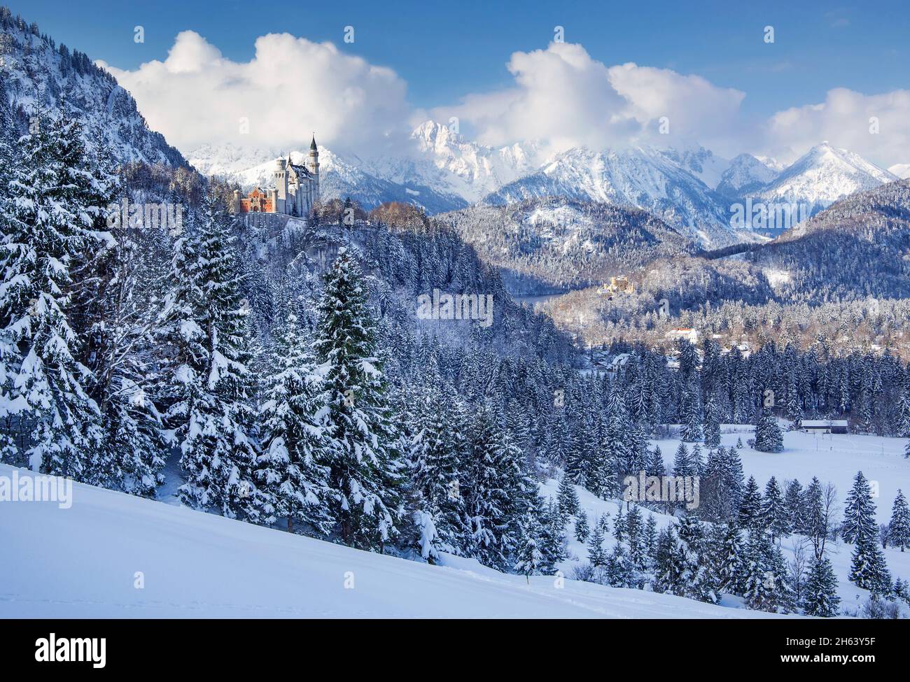 paisaje cubierto de nieve con el castillo de neuschwanstein y el castillo de hohenschwangau contra tannheimer berge,hohenschwangau,romantische strasse,ostallgäu,allgäu,bavaria,alemania Foto de stock
