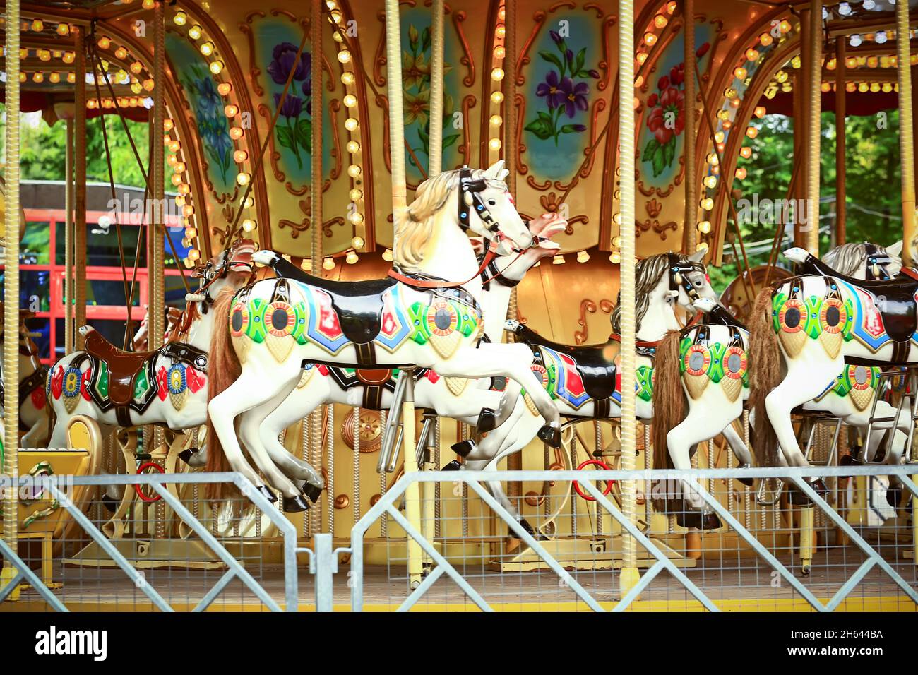 Carrusel en el parque infantil. Carrusel con caballos montando en círculos  Fotografía de stock - Alamy
