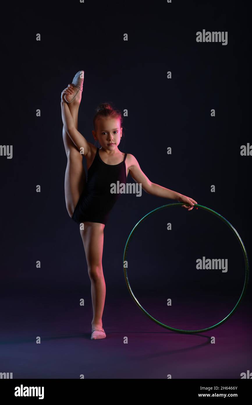 Niña círculo de gimnasia rítmica Fotografía de stock - Alamy