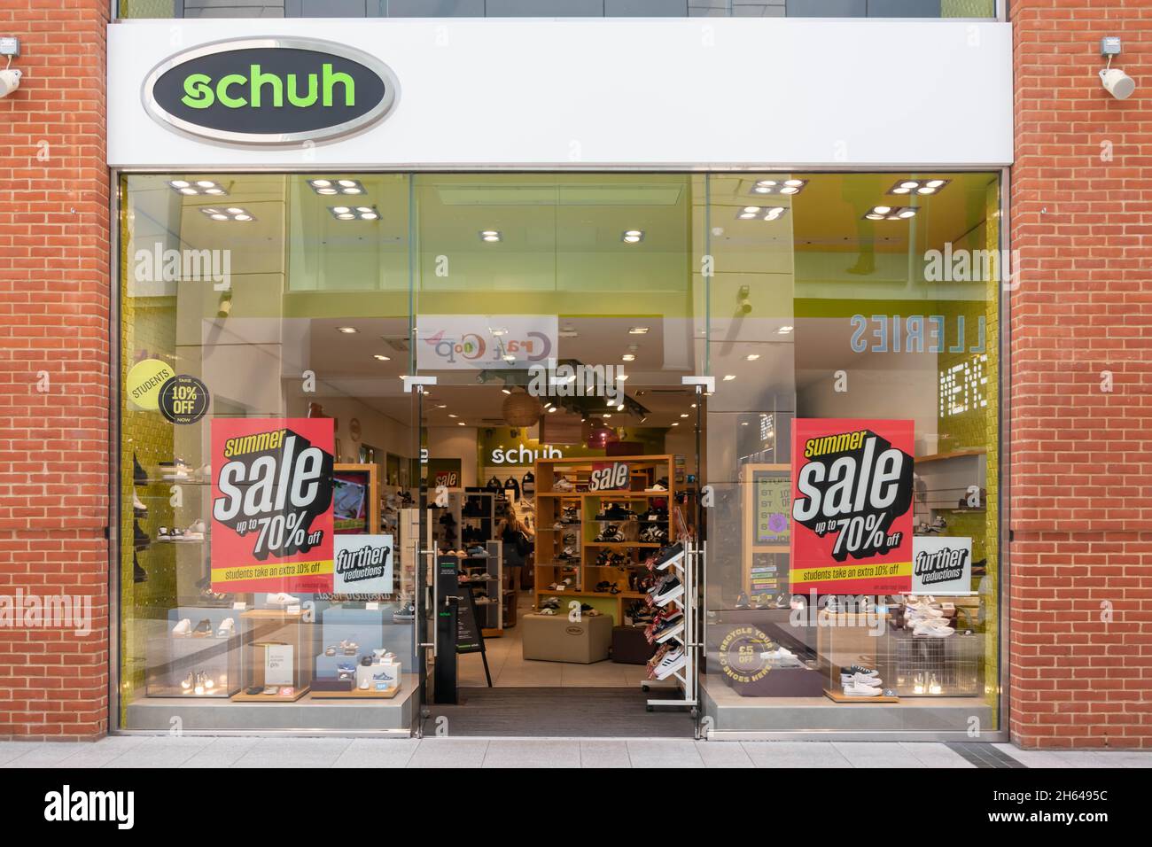 High Wycombe, Inglaterra - 21st 2021 de julio: Tienda Schuh en el centro comercial Eden. La cadena opera alrededor de 132 tiendas. Foto de stock