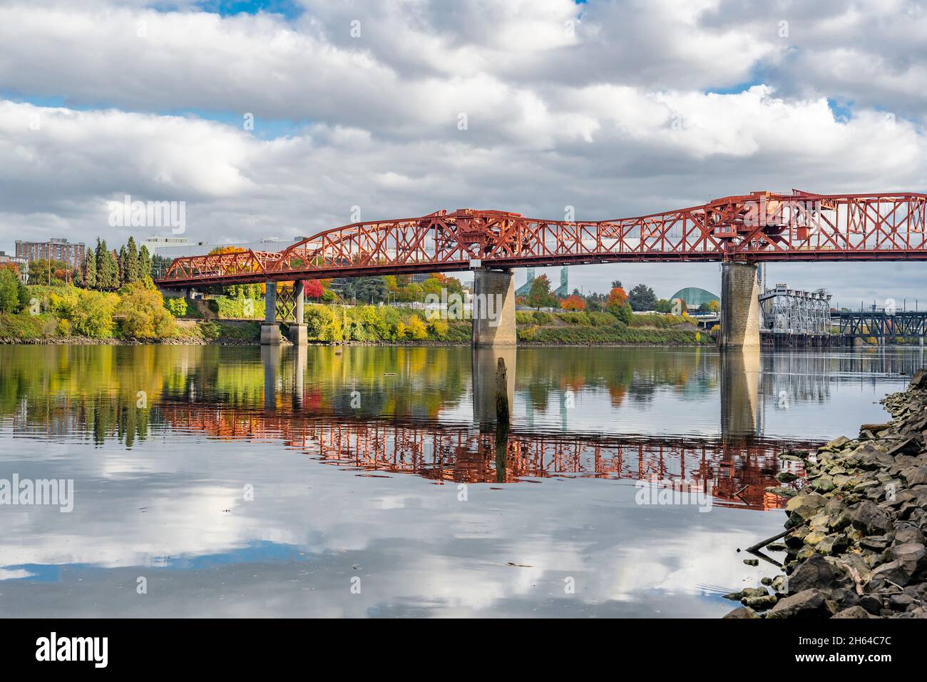 Transporte por puente levadizo y puente peatonal Broadway sobre el río Willamette en el centro de la ciudad de Portland con entramado de metal y referencia de agua Foto de stock