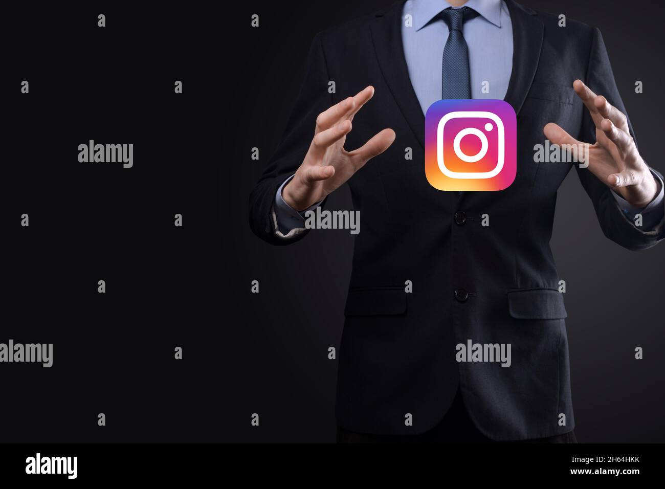 OnOK,Ucrania - Julio 14,2021:Businessman tiene, hace clic, INSTAGRAM icono  en sus manos.Social network.global red y datos cliente connection.internat  Fotografía de stock - Alamy